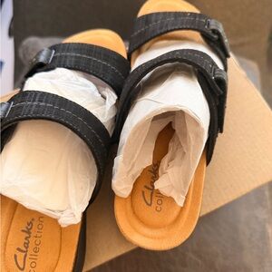 Clarks women’s Black and Tan Sandals